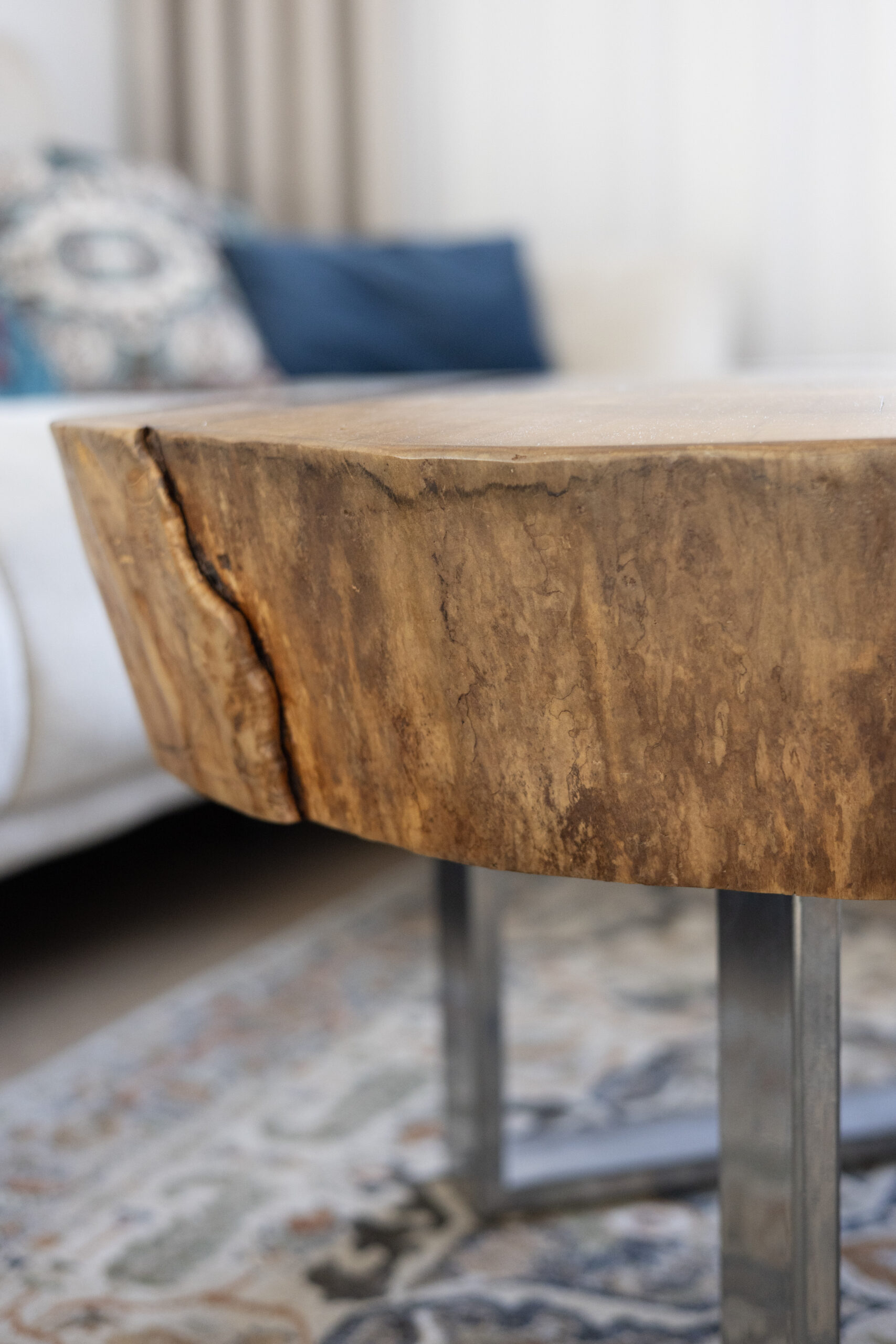 Stolik kawowy z litego jesionu na stalowych nogach - unikat Drewbed