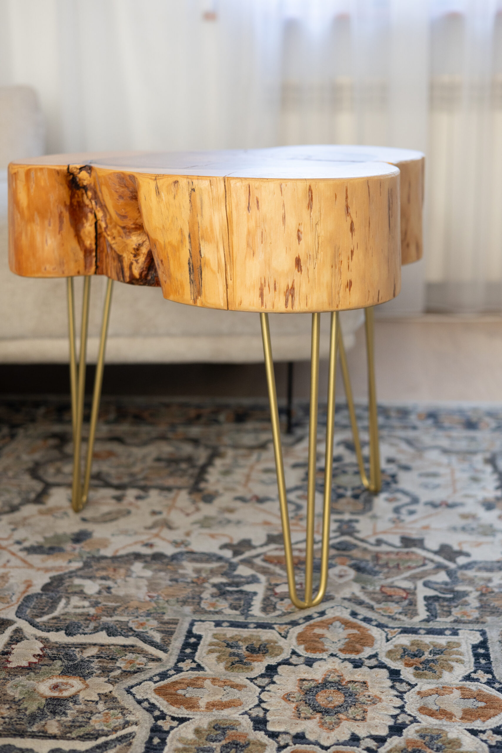 Stolik kawowy z litej sosny na złotych nogach – unikat Drewbed