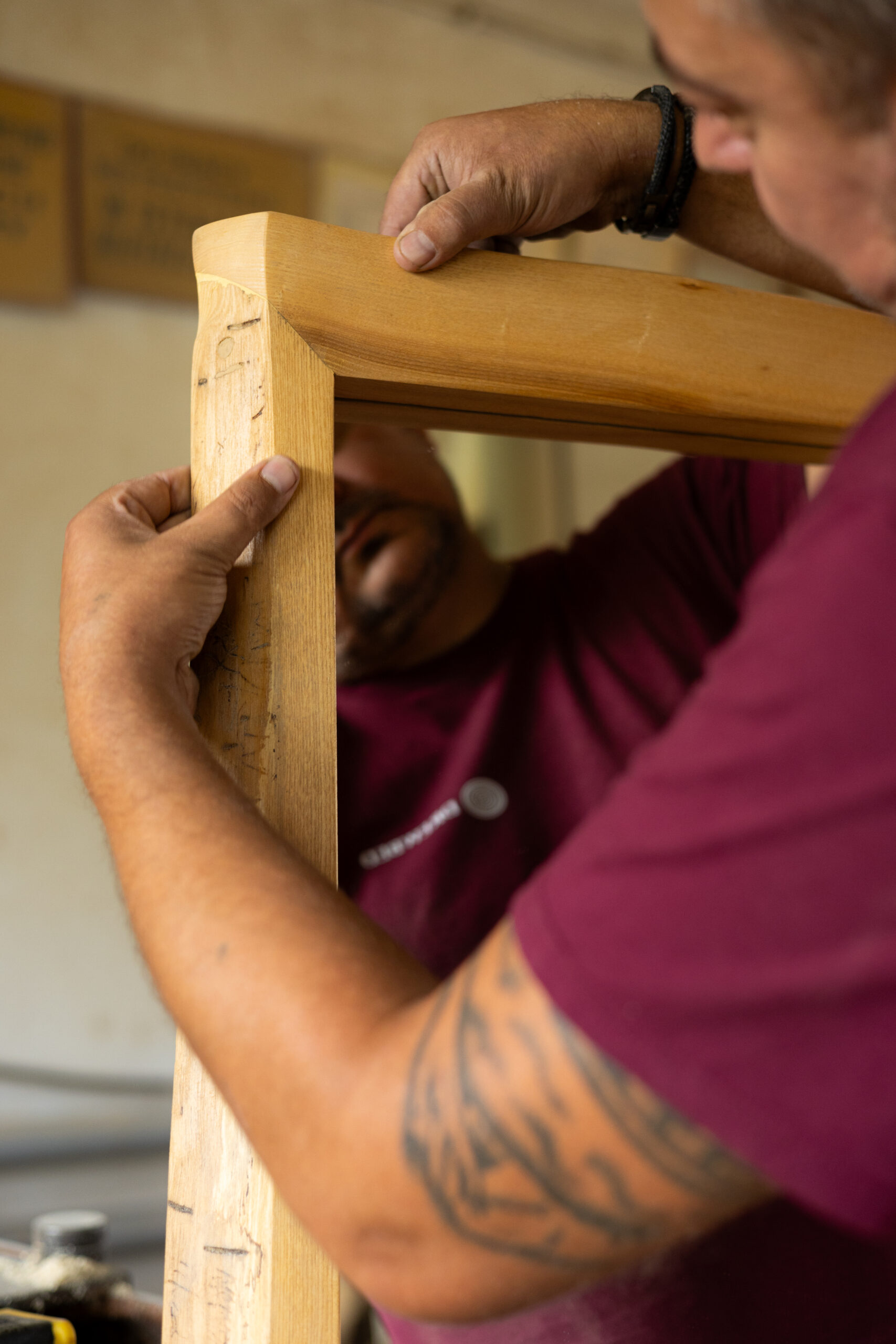 Lustro z litego drewna jesionowego – klasyka w rzemiośle premium